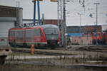 642 551 hatte am 04.12.2016 im BW Rostock Hbf Wochenend-Ruhe weiter hinten stand die 143 001 von ArcelorMittal.Aufnahme durch Zaun gemacht.