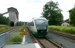 Arriva-VT 01 nach Regensburg erreicht am 6.7.11 den neuen Bahnsteig in Pechbrunn. Links die Verladeanlage des Basaltwerks, rechts hinter dem Baum versteckt sich das alte Empfangsgebude 