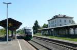 Arriva-VT 11 hält auf dem Weg nach Hof in Holenbrunn auf Gleis 2. (Blick nach Süden am 25.5.11)