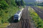 Eine der wenigen Vogtlandbahnleistungen in diesen Sommerferien, die bis nach Hof Hbf fuhren. Aufgrund von Bauarbeiten zwischen Weiden (Oberpf) und Wiesau (Oberpf) fuhren mehr als die Hlfte der Vogtlandbahnleistungen nicht. VT 13B mit VBG 81126 von Schwandorf nach Hof Hbf bei Irrenlohe, 21.08.2012