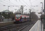 Zwei Euregiobahn (RB20) kommen aus Stolberg-Rheinland-Hbf nach Stolberg-Altstadt,Düren und kammen die Kohlscheider-Rampe hoch aus Richtung Herzogenrath und hilten in Kohlscheid und fuhren dann Weiter in Richtung Richterich,Laurensberg,Aachen-West,Aachen-Schanz,Aachen-Hbf. Aufgenommen von Bahnsteig 1 in Kohlscheid.
Bei Regenwetter am Nachmittag vom 6.12.2019.