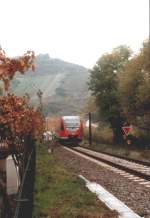 Ein 643 passiert im Oktober 2003 das Einfahrsignal in Dernau (Ahr) auf seinem Weg nach Ahrbrck.