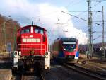 294 865-0 mu seinen Rangierbetrieb in Stolberg Hbf kurz unterbrechen um die Euregiobahn zur Stolberger Altstadt vorbeizulassen.