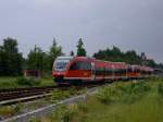 RB 29020 von Mnster (Westfalen) Hbf nach Enschede (NL) verlsst den Bahnhof von Gronau und umfhrt dabei die Abtellgruppe von Gronau durch eine lang gezogene Kurve.
Gronau, 12.06.2010