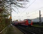 Die Euregiobahn (RB20) kommt aus Heerlen(NL)-Stolberg-Altstadt-Düren und kommt die Kohlscheider-Rampe hoch aus Richtung Herzogenrath und hält in Kohlscheid und fährt in Richtung Richterich,Laurensberg,Aachen-West. 
Bei schönem Herbstwetter am Morgen vom 14.11.2014.