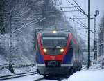 Zwei Euregiobahn (RB20) aus  Alsdorf-Annapark nach Langerwehe,Stolberg-Altstadt und kommen die Kohlscheider-Rampe auf dem falschen Gleis hoch aus Richtung Herzogenrath und hält in Kohlscheid und fahren dann in Richtung  Richterich,Laurensberg,Aachen-West,Aachen-Schanz,Aachen-Hbf.
Aufgenommen von Bahnsteig 1 in Kohlscheid. 
Bei dichtem Schneefall am Kalten Morgen vom 15.2.2016.