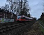 Am letzten Diensttag ist am späteren Nachmittag der 644 525 als RB 38 nach Köln Deutz/Messe auf der Erftbahn gen Grevenbroich unterweg, hier ist der Zug in Noithausen kurz vorm Bü Am