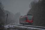 Der letzte Fahrtag des RB38 zwischen Bedburg und Düsseldorf. 644 031 legt sich im Schneefall als RB11808 nach Neuss Hbf in die erste Kurve gen Kapellen.

Grevenbroich 09.12.2017