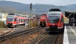 Am 19.10.2018 begegnen sich im Bahnhof Arnsberg die RE57 nach Dortmund und Winterberg, während 294 798-4 auf die Ausfahrt warten muß.