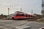 Als RB38 Zwischentakt verlässt der 644 016 den Bahnhof Grevenbroich am Nachmittag des 16.1.2015 in Richtung Neuss, hier hat er gerade den Bü Blumenstraße überquert.