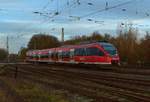 Kurzpendel 644 012 als RB38 Neuss-Grevenbroich-Neuss bei der Einfahrt in Grevenbroich. Bahnübergang Blumenstraße am Freitag den 23.12.2016 