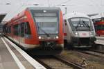 Während 646 003-3 und 646 012-4 als RE66 (RE5809) von Szczecin Glowny den Bahnhof Berlin Lichtenberg in Richtung Nöldnerplatz verlassen, schiebt sich daneben der IC2425 von Ostseebad Binz nach Berlin Südkreuz mit 101 052-9 ins Bild. (12.2.2017)