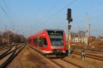 Der GTW 2/6 verlässt bei strahlendem Sonnenschein am 27.11.2014 den Bahnhof Oranienburg nach Templin Stadt.