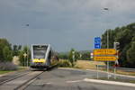 Nur selten kann man am im Kreisel zwischen Butzbach und Griedel integrierten Bahnbergang Schienenfahrzeuge beobachten.