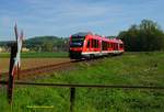Am 18.05.2017 konnte 648 826 auf der Schnaittachtalbahn nahe des Weilers Au fotografiert werden. Der Zug fährt zurück nach Neunkirchen am Sand und wird gleich den kleinen BÜ passieren.....