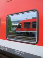 648 207 spiegelt sich in einem abgestellten RE 99, so gesehen in Siegen 26.08.2007