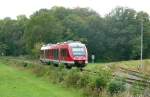 648 808 fhrt am 5.10.11 am nicht mehr genutzten Gyproc-Anschlussgleis vorbei nach Steinach.