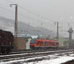 Bei strkerem Schneefall - Dieseltriebwagen 648 204 / 704 (Alstom Coradia LINT 41) der DreiLnderBahn als RB 95 (Au/Sieg-Siegen-Dillenburg), fhrt am 25.02.2013 hier bei Siegen-Kaan (Siegen-Ost) in