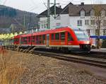 Der Alstom Coradia LINT 41 (Dieseltriebwagen) 648 705 / 205 der DreiLnderBahn als RB 95 (Siegen - Betzdorf/Sieg) hat gerade die Sieg berquert und fhrt in den Bahnhof Betzdorf/Sieg am 28,03.2013 ein.