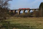 Auf dem Rudersdorfer Viadukt ist ein 648 von Au nach Dillenburg unterwegs (28.03.2014)