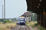 VT811 rollt als HEX21 nach Goslar durch Blumenberg. Vor der Weiterfahrt muss er noch den Gegenzug abwarten. Schon bald alles Geschichte. Der Harz-Elbe-Express wird zum Fahrplanwechsel vom Schienennetz verschwinden, denn Abellio hat die Ausschreibungen beider Lose für das Dieselnetz Sachsen-Anhalt für sich entscheiden können. Nicht nur der HEX wird hier Vergangenheit sein denn ab kommenden Fahrplanwechsel wird der Halt in Blumenberg aufgeben. Zur Zeit wird nur noch bei Bedarf gehalten. Ab 2020 wird die Strecke auf 120km/h durchgängig umgebaut und Blumenberg auf ESTW umgebaut. Somit werden auch die mechanischen Stellwerke und Formsignale verschwinden sondern wohl auch die Bahnsteige in Blumenberg. Von der einsitigen Bedeutung als Knotenpunkt dürfte nach dem Umbau nichts mehr zu sehen sein. In Blumenberg trafen sich die Strecken Blumenberg-Wanzleben-Eilsleben, Blumenberg-Schönebeck, sowie Blumenberg-Egeln-Staßfurt welche zwischen 1999 und 2002 alle samt stillgelegt wurden und somit nur noch die Verbindung Magdeburg-Halle blieb. 

Blumenberg 21.07.2018