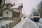 Dieses Bild kann so nicht wieder aufgenommen werden. Ein Lint der ehemaligen Mecklenburgbahn ( OLA) steht abfahrbereit in Gadebusch nach Parchim bereit am 8.02.2004. Das Bahnhofsgebude wird gerade saniert.