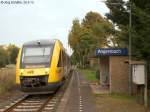 HLB-VT 277 hielt am Abend des 25.9.13 als RB nach Limburg in Angersbach. Hinten rechts steht das alte Empfangsgebude.