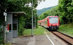 Aus Oberlenningen kommend fährt 650 008 mit zwei weiteren 650 in den Haltepunkt Brucken ein