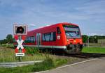 Am 19.08.2017 durchfährt der Regioshuttle BR 650 017 nach Pforzheim einen BÜ bei Kilchberg.