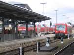 BR 218 439-8 mit dem RE oder IRE anch Ulm HBf und BR 650 314-8 nach Friedrichshafen/hafen fahren paraell in den BAhnhof Friedrichshafen/Stadt ein. Aufgenommen am 17.4.06