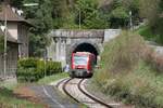 650 316 und 650 103 fahren am 14.04.2018 als RB 22769, Radolfzell - Friedrichshafen Stadt nach dem 615 m langen Osttunnel am ehemaligen Bahnhof berlingen Ost vorbei.