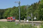 Von 1. Mai bis 21. Oktober fährt an Sonn- und Feiertagen viermal am Tag eine Regionalbahn von Aulendorf über Bad Waldsee und Roßberg nach Bad Wurzach. Am 06.05.2018 hat 650 319 als RB 22896 das Einfahrsignal von Roßberg passiert und fährt gerade die Steigung hinauf nach Mennisweiler, von wo aus die Strecke fast eben nach Bad Wurzach führt.