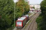 Vom Abstellgleis kommend zieht 245 036 den 650 313 an der Betriebstankstelle vorbei in den Bahnhof von Friedrichshafen Stadt (10.09.2018).