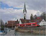 Verblüfft, dass am Bodensee die Schiffe im Winter den Hafen verlassen müssen, nutze ich dies und konnte bei Sipplingen die Regionalbahn RB 22765 nach Friedrichshafen Stadt, bestehend aus dem DB VT 650 018 und einem weiteren, fotografieren.

19. März 2019