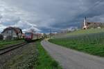 Als RB 31 / RB 17777 von Radolfzell nach Friedrichshafen Stadt fahrend wurden 650 103 und 650 107 zusammen mit dem Gebäude des ehemaligen Bahnhofs Birnau-Maurach und der Wallfahrtskirche Birnau