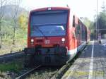 650 015-1 und 650 016-9 sind gerade in Oberlenningen aus Wendlingen angekommen und fahren nach kurzer Pause wieder zurck. Die Aufnahme entstand am 25.10.2008