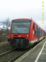 650 121-7 steht zusammen mit einem weiterer Triebzug der BR 650 am 23.2.2009 in Dettingen/Teck und wartet auf die Weiterfahrt als RB 13969 nach Oberlenningen.