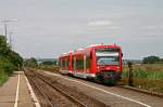 Zwei Regioshuttle der RAB Ulm durchfahren als Regionalbahn von Ehingen (Donau) nach Memmingen am 31. Juli 2009 den etwas verschlafenen Bahnhof von Gerlenhofen – hier halten am Tag nur noch  wenige Zge.
