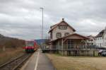 Seit die BR 218 von der Teckbahn abgezogen wurde, ist mein Drang, dort zu fotografieren, stark zurckgegangen. Trotzdem fuhr ich am 25.12.2009, dem 1. Weihnachtsfeiertag, nach Dettingen und hielt dort 650 006 als RB nach Kirchheim (Teck) vor der Kulisse des schn renovierten Bahnhofsgebudes fest. 