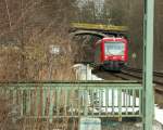 650 016 kommt am Samstag den 27.02.2010 auf dem Weg von Stadler zurck in die sdliche Heimat durch Oberfranken. Hier kurz vor dem Einfahrsignal von Hof Hbf (Mast rechts) mit der sog. Jahnbrcke im Hintergrund. Das Gelnder vorne gehrt zu einem Durchgang unter der Hauptstrecke und ist sehr alt und original erhalten... Schne Stelle, die ich erst jetzt so richtig entdeckt habe...