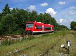 Der fr die Deutsche Bahn erstgebaute Regioshuttle 650 001 ist hier als RB 22616 (Biberach-Ulm Hbf) kurz vor dem Bahnhof Laupheim West unterwegs. Dieser Bahnhof befindet sich einige Kilometer ausserhalb der Stadt Laupheim. Die Stadt selbst ist ber die 1999 teilweise reaktivierte Stichstrecke nach Schwendi von Norden her an das Schienennetz angeschlossen. Eine Verbindungskurve von Sden her ist derzeit im Bau. Mit ihrer Ferigstellung werden durchgebundene Zge von Biberach ber Laupheim Stadt nach Ulm mglich werden. (11.September 2010)