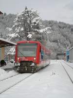 Kurzer Fotostop beim Halt in Bad Teinach-Neubulach. Der 650 305 als RB 22255 nach Horb wartet auf die Kreuzung der RB 22411 nach Pforzheim. Das Foto ist vom schienengleichen bergang von Bahnsteig 1 zu 2 aufgenommen. Dank an den Zugfhrer, der mich auf den lngeren Halt und die sich ergebende Fotomglichkeit hinwies. Aufgenommen am 27.12.2010 um 11:28 Uhr. 