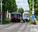 Alt trifft neu.Ferkeltaxen 172 132 und 172 171 triffen auf der Äusseren Schneeberger Strasse in Zwickau auf VT 57 der VBG.21.05.2016.