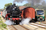 Der historische Zug mit der Dampflok 86 1333 ausfahrend in Bergen auf Rügen nach Lauterbach Mole hat Zeitweise den VT 650 032 ersetzt, der rechts zusehen ist.