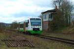 VT 319 der Erfurter Bahn (EB) am 13.4.2021 auf dem Weg von Saalfeld/Saale nach Leipzig. Hier zu sehen bei der Durchfahrt durch Krölpa. 