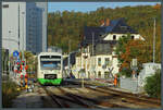 VT 309 der Erfurter Bahn erreicht am 10.10.2023 Blankenstein. Der Bahnhof wird derzeit mit einem elektronischen Stellwerk ausgerüstet. Auch der Bahnübergang wird in diesem Zuge erneuert und wird daher während der Baumaßnahmen durch einen provisorischen Bahnübergangsposten (Bauform TH-BÜP) ersetzt.