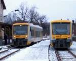 Kreuzen von VT 3.03  Esther  als Zug 30115 und VT 3.01  Luisa  als Zug 30114 der Freiberger Eisenbahn in Mulda (Sachsen) - 19.01.2004
