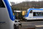 27.12.11 2 BR 650 der Freiberger Eisenbahngesellschaft kreuzen in Mulda. Im Hintergrund eine V 100 mit Weihnachtsbaum.