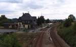 Abendstimmung im Bahnhof Unterlemnitz - Der Keilbahnhof Unterlemnitz liegt auf den Höhen des Thüringer Schiefergebirges.
Der Keilbahnhof liegt an den Bahnstrecken (6683) Triptis - Bad Lobenstein - Blankenstein (Saale) - bis Juli 1945 Marxgrün und Hockeroda - Wurzbach (6686) - Wurzbach - Unterlemnitz (6709).
Die Strecke von Triptis wird als Thüringer Oberlandbahn bezeichnet und die Strecke von Hockeroda als Sormitztalbahn, wobei die Strecke hinter Wurzbach das Sormitztal verlässt.
Der Abschnitt Lichtenberg Ofr. nach Marxgrün wird als  Fränkische Höllentalbahn  bezeichnet.
Die großen Verarbeiter von Holz in Blankenstein und Ebersdorf-Friesau befürworten den Wiederaufbau der Strecke durch das Höllental.
Der Freistaat Bayern tut sich schwer die 5 Kilometer auf bayerischem Gebiet zu finanzieren.

RegioShuttle der Erfurter Bahn auf der KBS 557 Blankenstein - Saalfeld bei der Einfahrt in Unterlemnitz.
VT 317 braucht für die 52 Kilometer 1 Stunde und 10 Minuten.
Gefahren wird bis auf wenige Ausnahmen im Zweistundentakt.
13.08.2013