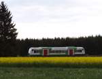 Der   Elster-Saale-Express   ist auf den Höhen des Vogtlandes unterwegs. Beim Örtchen Reuth erreicht die Bahnstrecke 6362  Leipzig - Hof ihren höchsten Punkt, runde 580 Meter über NN. Der Regioshuttle der Erfurter Bahn ist von Hof nach Gera unterwegs. Zwischen Grobau und dem BÜ Kornbach bei Schönberg überschreitet der Triebwagen mehrmals die Grenze Thüringen / Sachsen, bei Mehltheuer wechselt der Zug auf die Mehlbahn in Richtung Weida und dann beginnt das Grenzwechselspiel auf´s Neue. Wir standen hier in Sachsen. 20.05.2015 